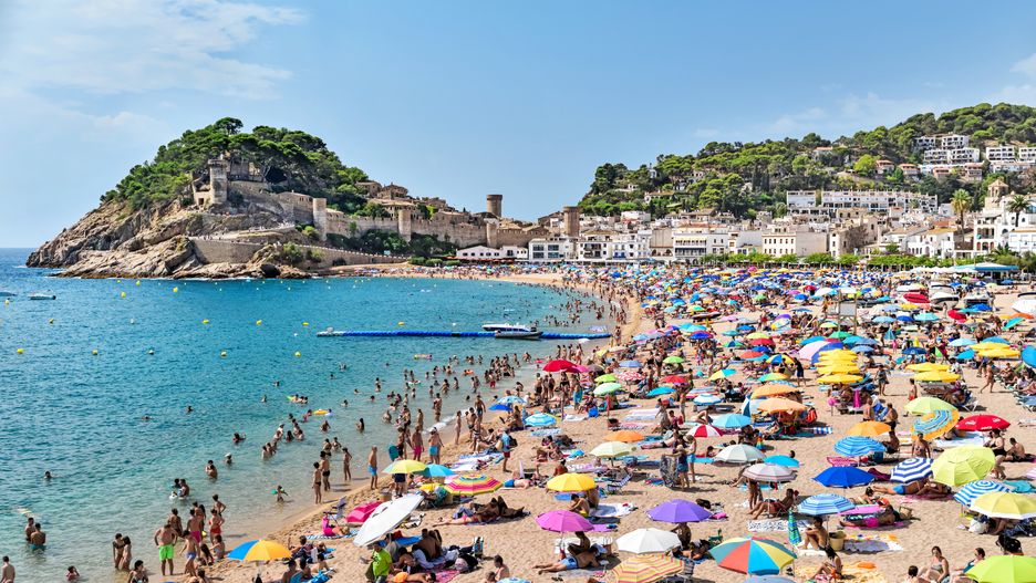 Hiszpańskie plaże w sezonie przyciągają tłumy