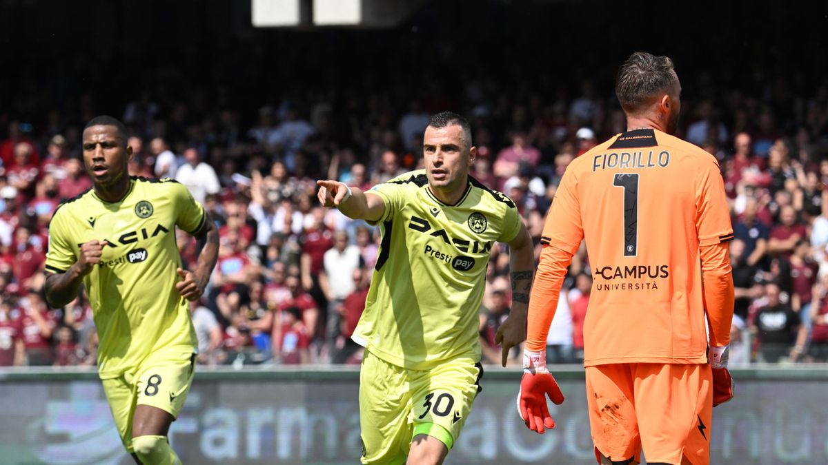 Ilja Nestorovski cieszy się z gola w meczu Salernitany z Udinese