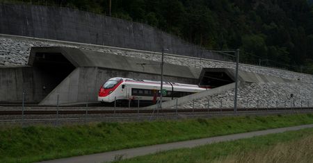 Tunel pod Alpami zablokowany. Czas podróży wydłużony