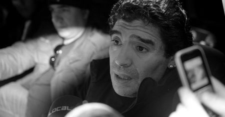 On nadal nie wie o śmierci Maradony. Jego rodzina jest zdesperowana