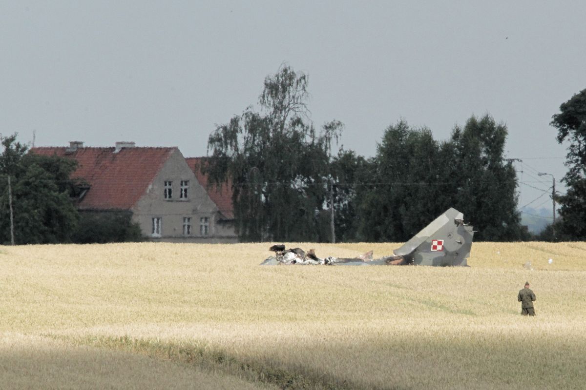 Pasłęk: MiG-29 rozbił się w polu. Mieszkańców obudził wybuch