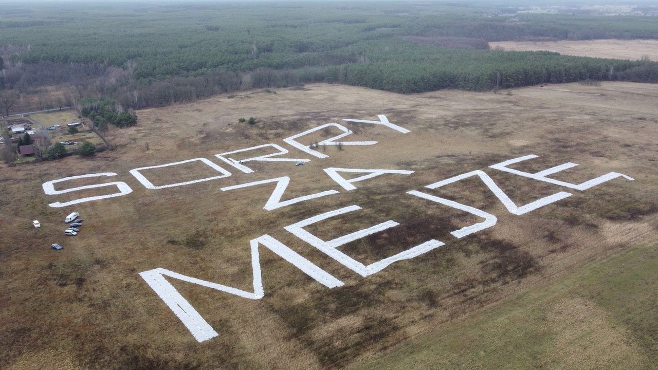 Krosno Odrzańskie. Ogromny napis: "Sorry za Mejzę"