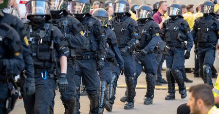 Niemiecka policja kontroluje polskich kibiców. Zarekwirowała "gadżety"