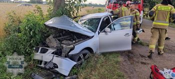 Wjechała autem do rowu, drugi kierowca uderzył w drzewo. Oboje byli nietrzeźwi. Ona miała 3,3 promila oraz zakaz prowadzenia pojazdów, on 3,2 promila alkoholu