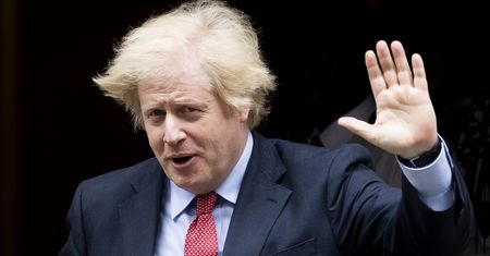Single będą mogli się spotykać. Boris Johnson wprowadza "bańki wsparcia"