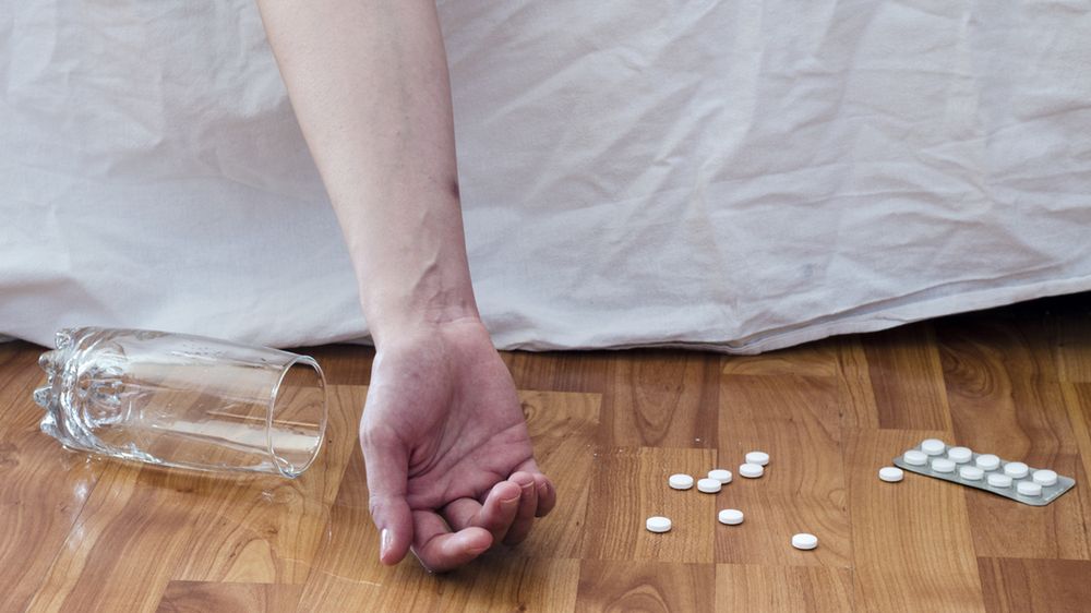 Nastolatek odurzony lekiem na kaszel trafił do szpitala