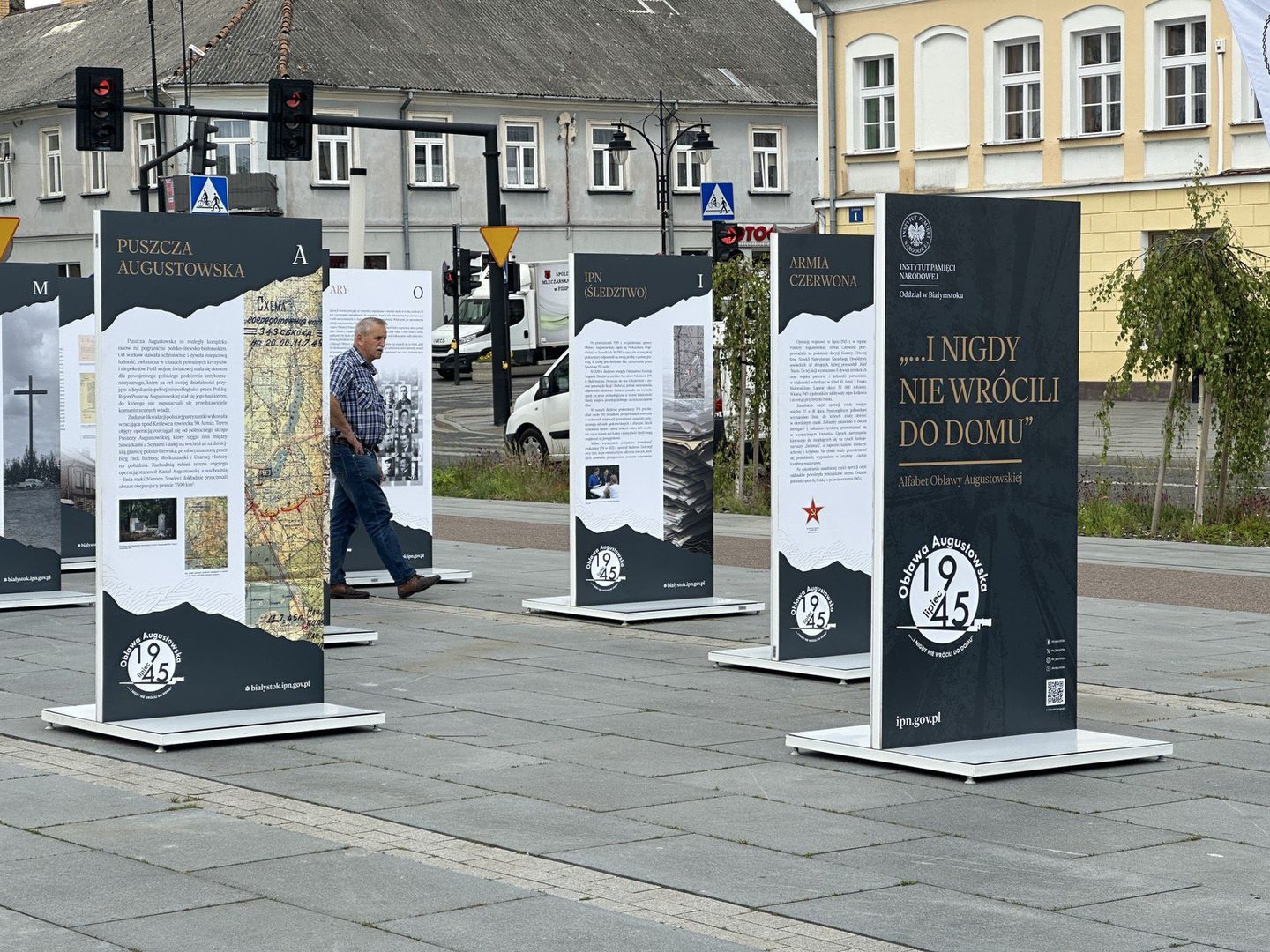Wernisaż wystawy o Obławie Augustowskiej. Wystawę można oglądać na Placu Marii Konopnickiej w Suwałkach