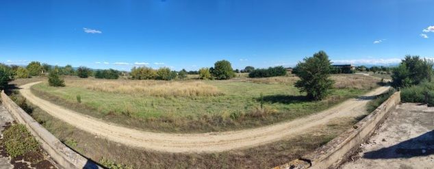 Panorama z trybuny głównej. W tle pozostałości parku maszyn.