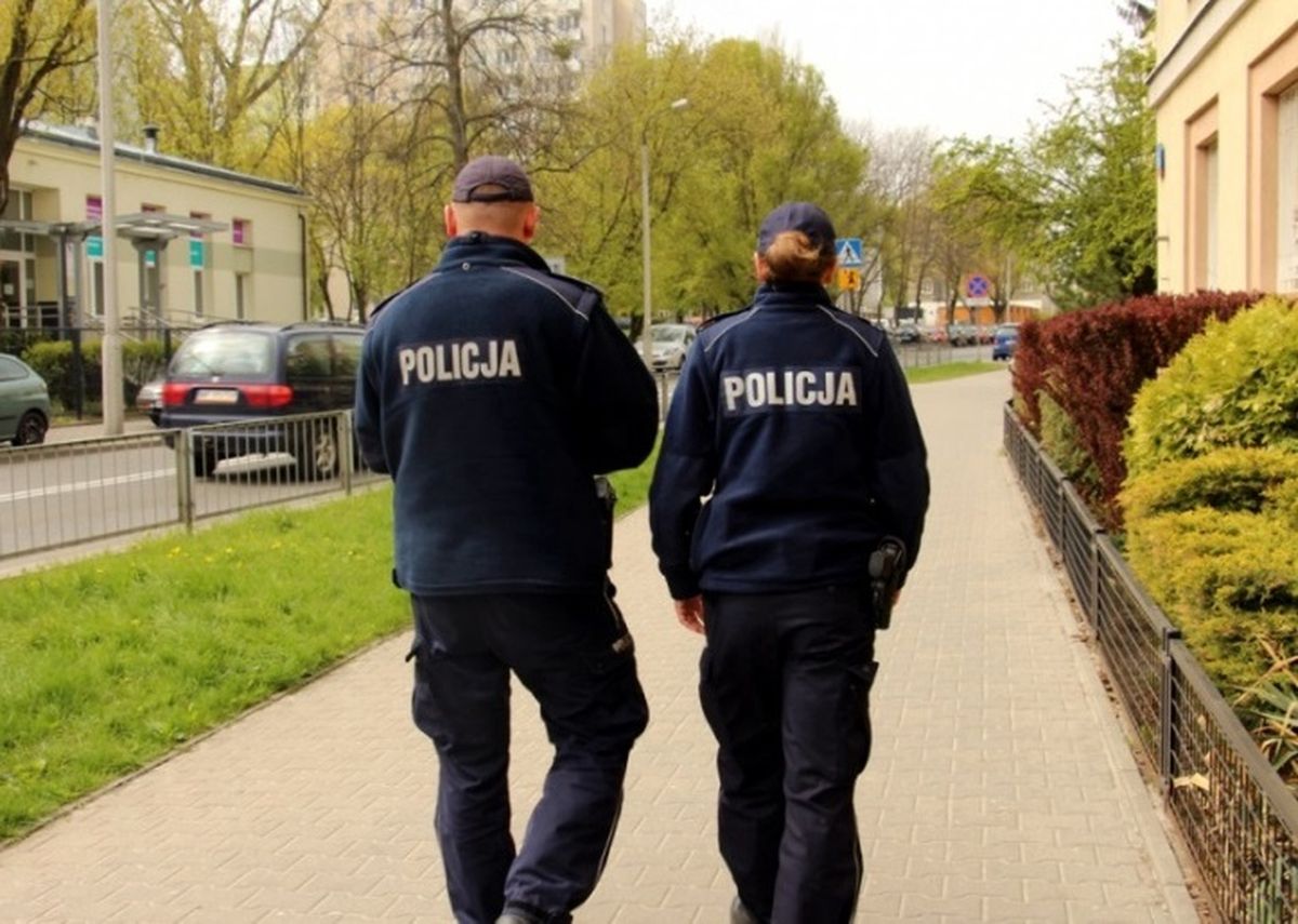 Warszawa. Policja: "W weekend na ulicach będą liczne patrole pilnujące przestrzegania obostrzeń"