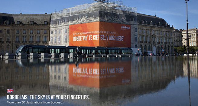 Hasło na reklamie easyJet można odczytać jedynie na tafli wody