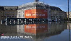 Hasło na reklamie easyJet można odczytać jedynie na tafli wody