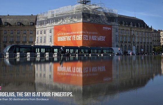 Hasło na reklamie easyJet można odczytać jedynie na tafli wody