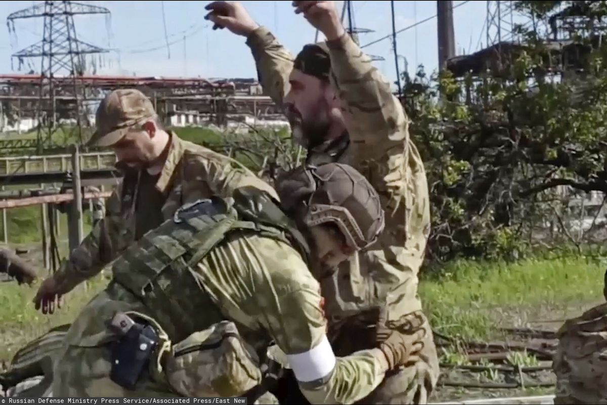 Wojna w Ukrainie - ewakuacja żołnierzy z Azowstalu