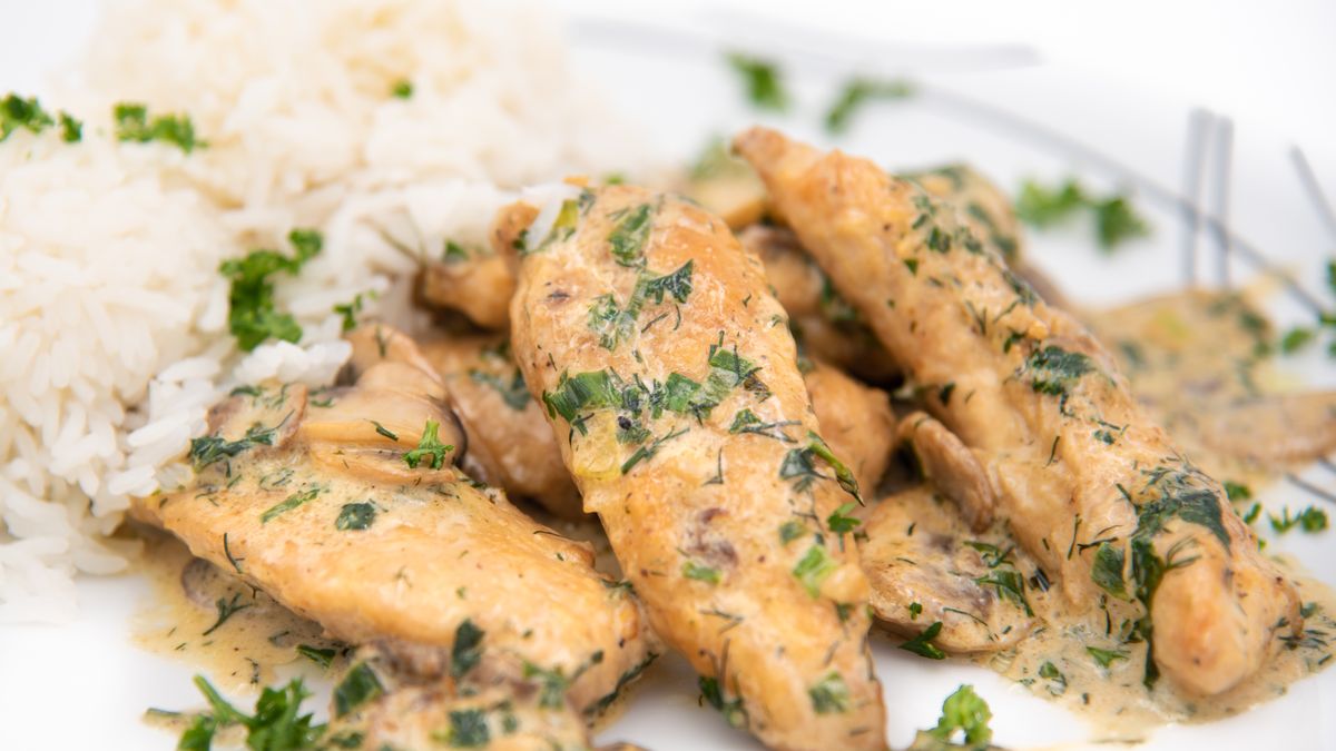 Kurczak w sosie musztardowym świetnie pasuje do różnych dodatków