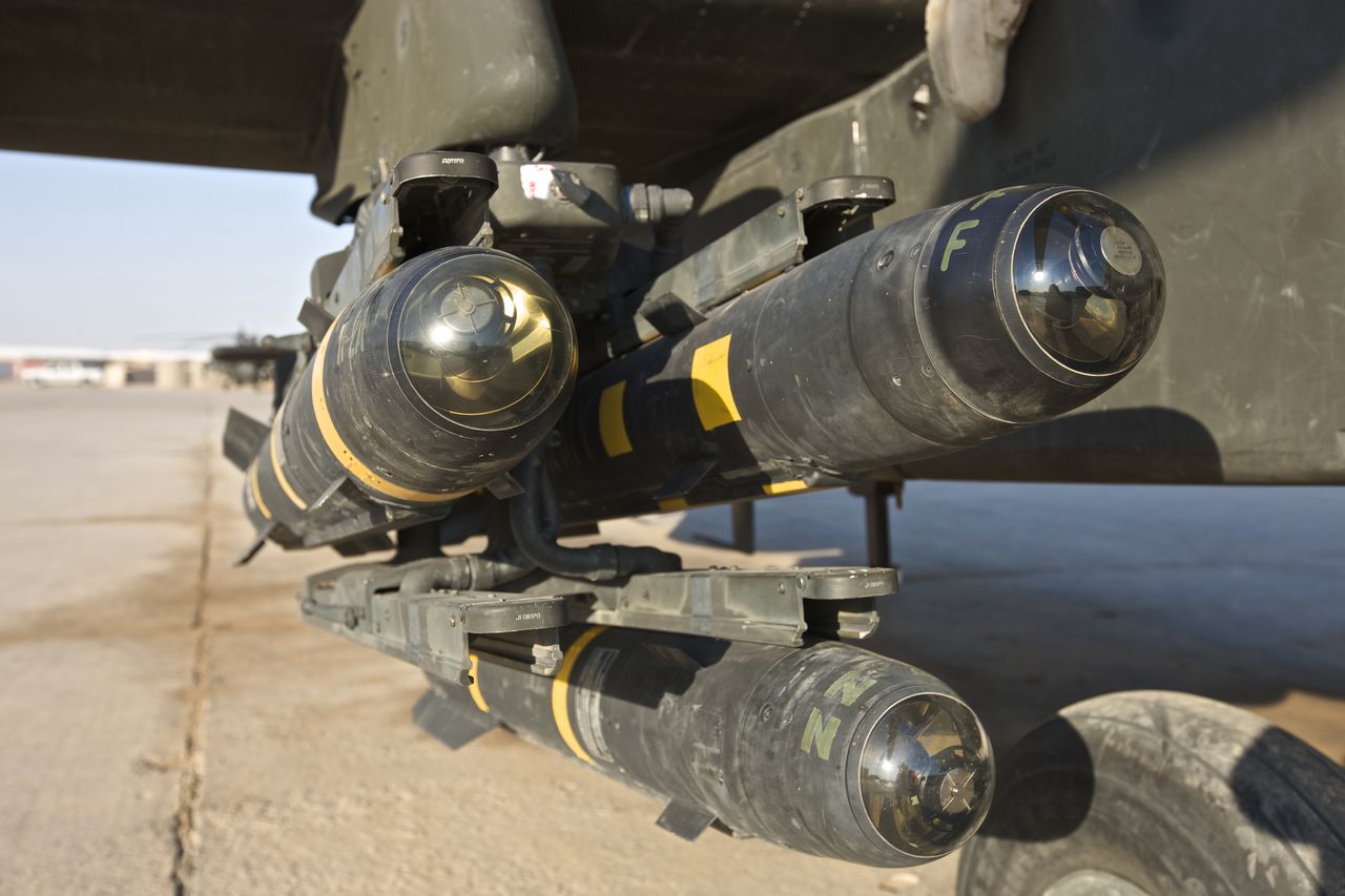 AGM-114 Hellfire - zdjęcie ilustracyjne. Na fotografii widać wersję zintegrowaną ze śmigłowcem AH-64D Apache 