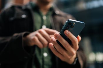 Zadłużeni za smartfona i abonament. Najwięcej wśród 30- i 40-latków