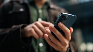 Zadłużeni za smartfona i abonament. Najwięcej wśród 30- i 40-latków