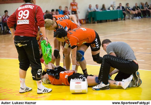 Zwijająca się z bólu Anna Pałgan