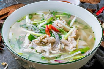 Na obiad robię aromatyczną zupę. Przyjemnie rozgrzewa i podkręca metabolizm