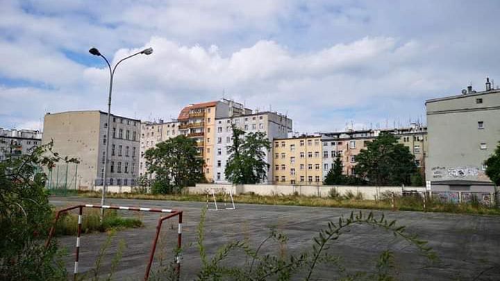 Wrocław. Uczniowie I LO zyskają nowe boisko. Inwestycja warta 1,1 mln zł