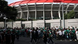 Było osiem godzin do inauguracji mundialu. Pod stadionem ustawiły się tłumy
