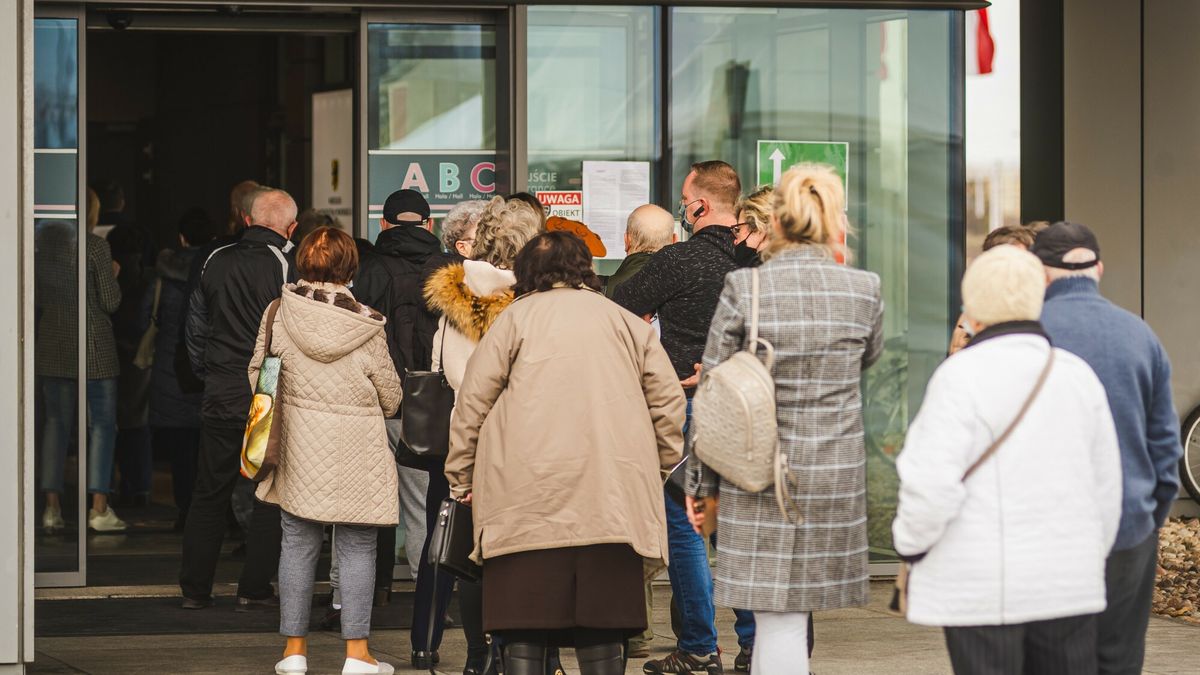 Kolejki przed punktami szczepień to standard. Wielu Polaków czeka na swoją dawkę