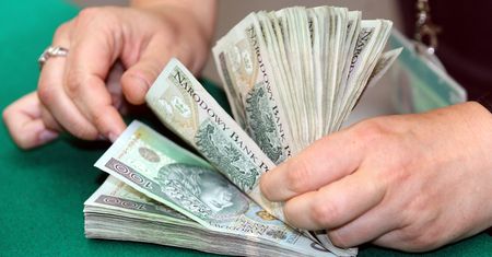 Banki podnoszą oprocentowanie. "Radzę zamrozić oszczędności na lokacie"