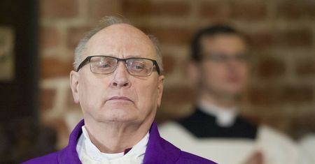 Wielkanoc. Biskup włocławski składa wiernym życzenia. Pisze o "chorej ideologii"