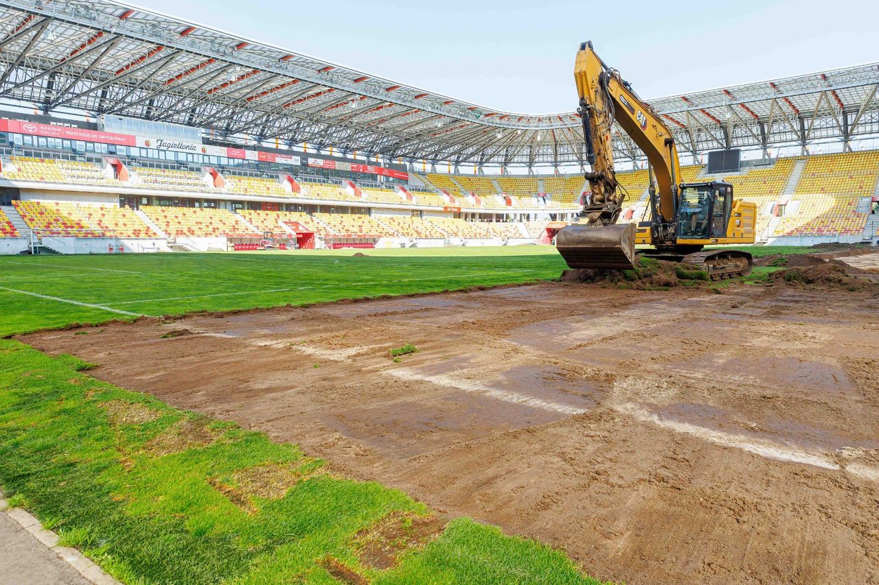 Białystok: Ciężki sprzęt na Chorten Arenie. Rozpoczęły się prace przy wymianie murawy