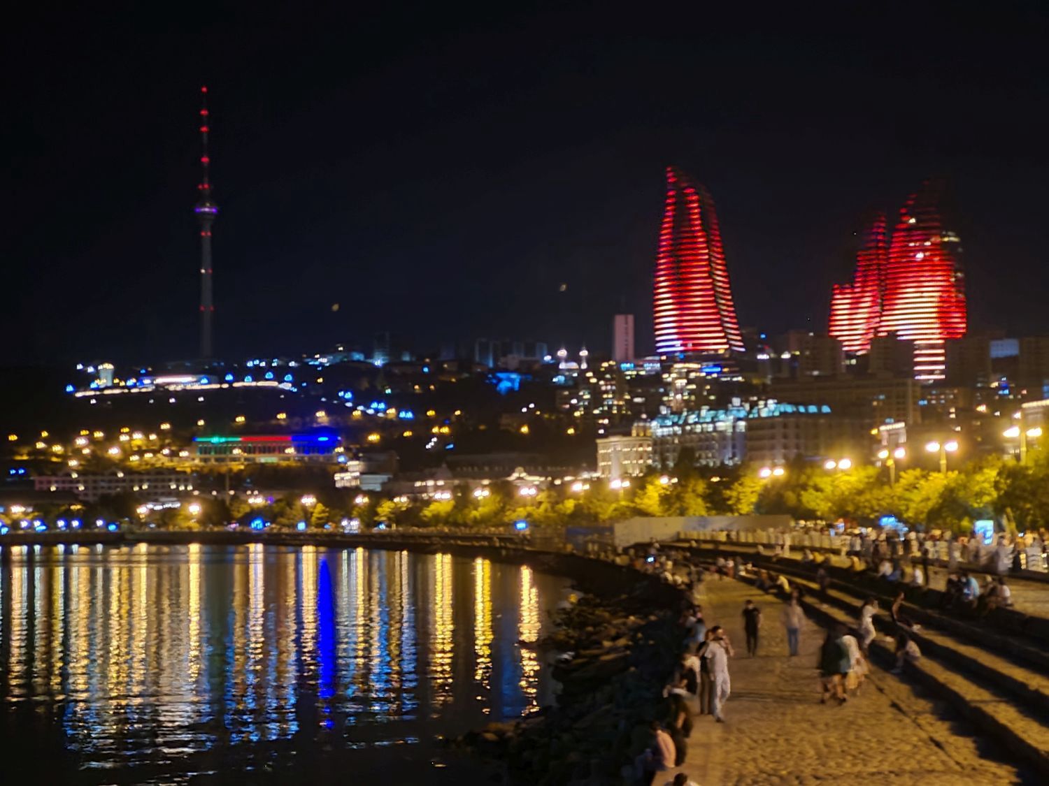 Nadmorski bulwar w Baku, w tle Ogniste Wieże z wizualizacją ognia
