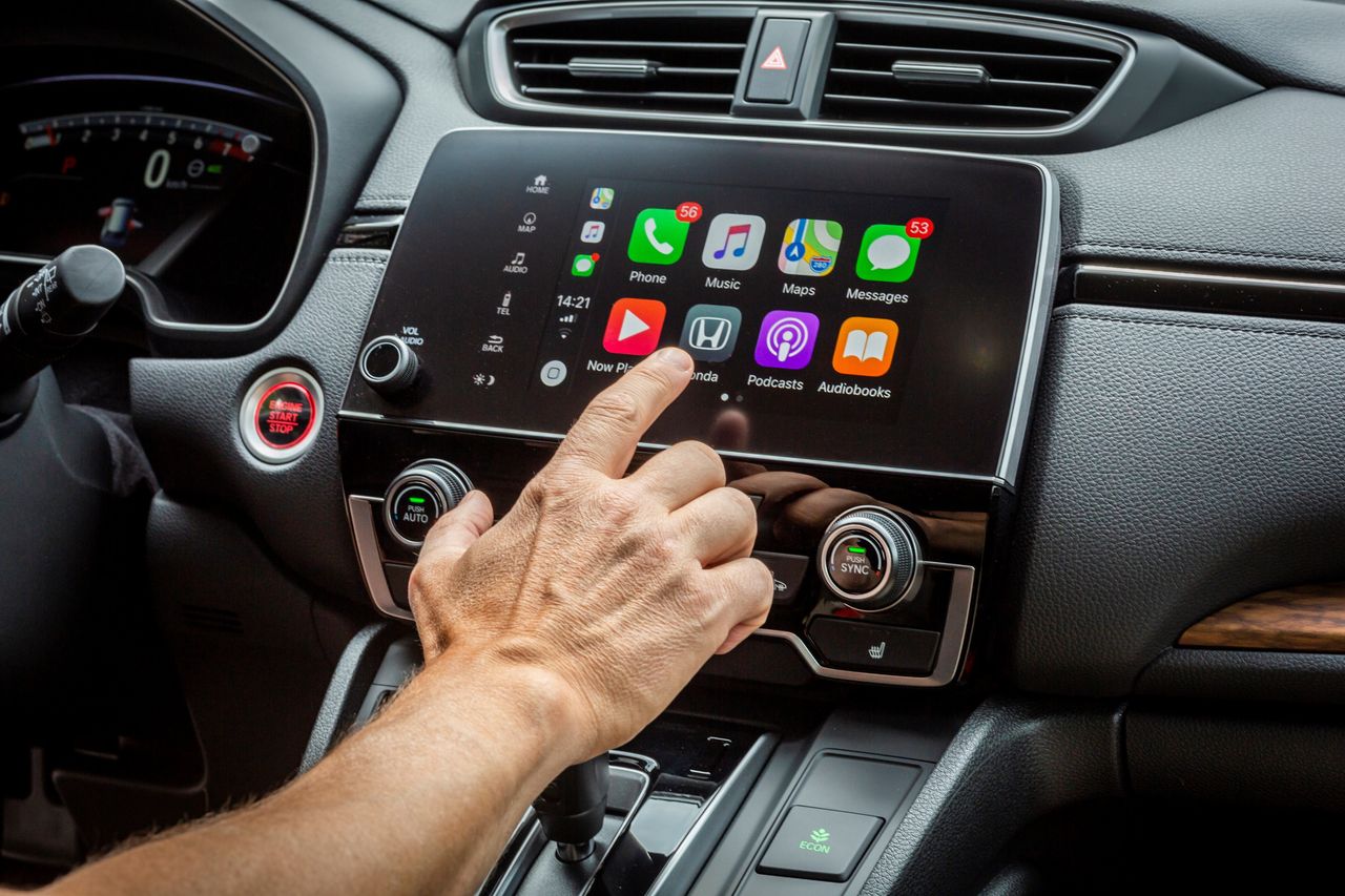 Android Auto i Apple CarPlay gorsze niż alkohol i marihuana. Zbadano czas reakcji kierowców