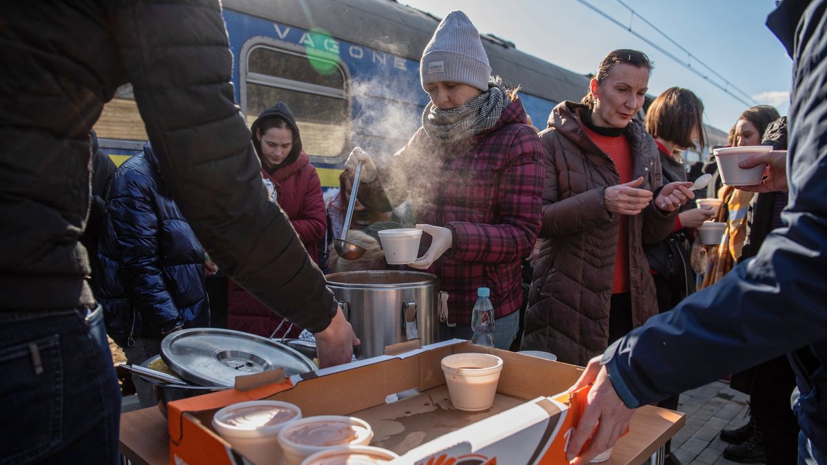 Dorohusk, 28.02.2022. Wydawanie żywności dla uchodźców podróżujących pociągiem relacji Kijów-Warszawa na stacji kolejowej w Dorohusku, 28 bm. Trwa inwazja Rosji na Ukrainę. (jm) PAP/Wojtek Jargiło ***Okres prawa użycia zdjęcia przedłużony do 11 stycznia 2023 r. dla wszystkich odbiorców CSF PAP***