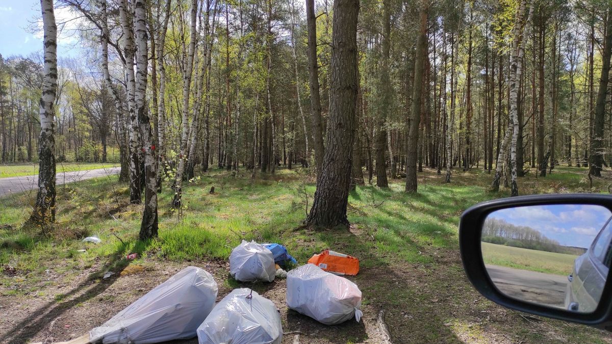 Koszalińska strażnicy znaleźli sposób na podrzucających śmieci w niedozwolonych  miejscach. 