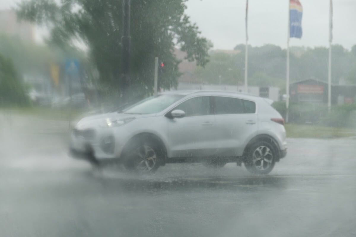 Przed nami groźne godziny w pogodzie. IMGW podniósł stopień ostrzeżeń. „Istnieje ryzyko trąb powietrznych”