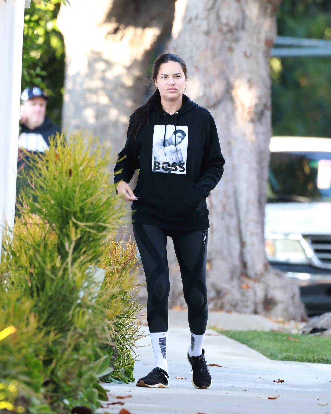 Naturalna Adriana Lima na spacerze w Los Angeles