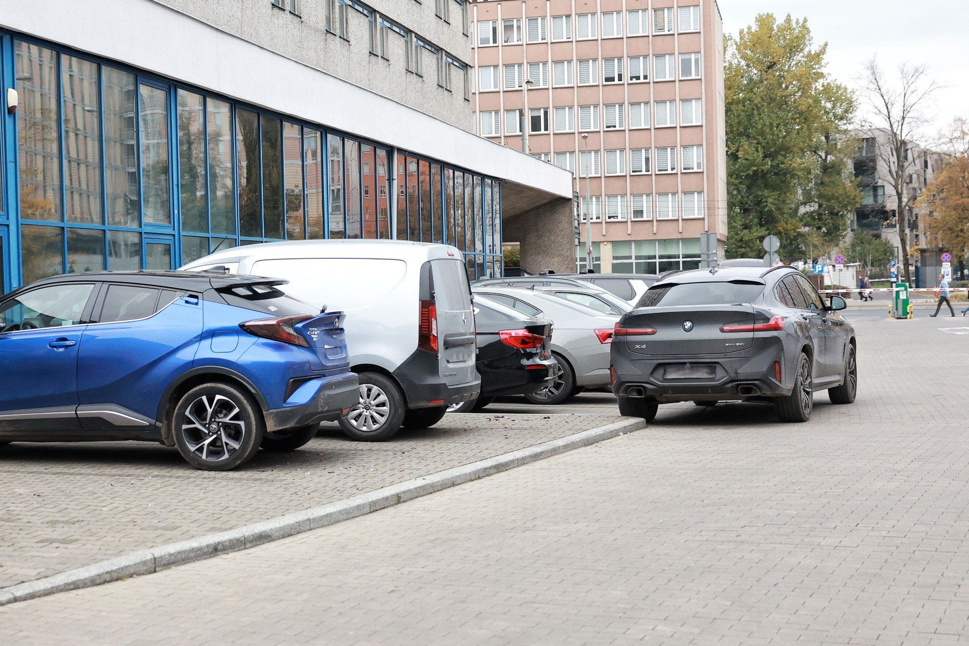 Kierowca BMW uszkodził pięć zaparkowanych aut w Poznaniu