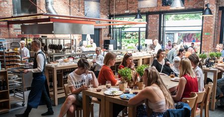 Woda serwowana jak wino. Nowy zawód w restauracjach: hydrosommelier