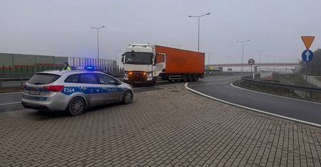 Niepokojące manewry kierowcy ciężarówki. Zatrzymano go przy S8