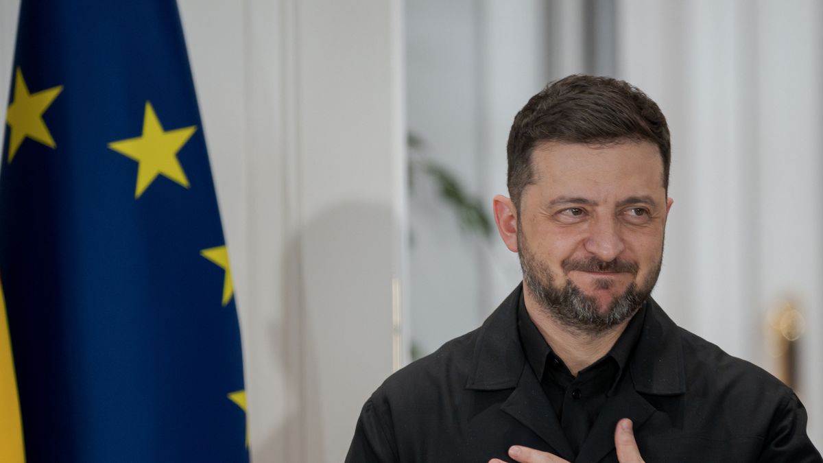 MADRID, SPAIN - NOVEMBER 18: Spain's Prime Minister Pedro Sanchez receives Ukraine's President Volodymyr Zelensky at the Palacio de la Moncloa during his official visit to Spain on November 18, 2025. (Photo by Diego Radames/Anadolu via Getty Images)