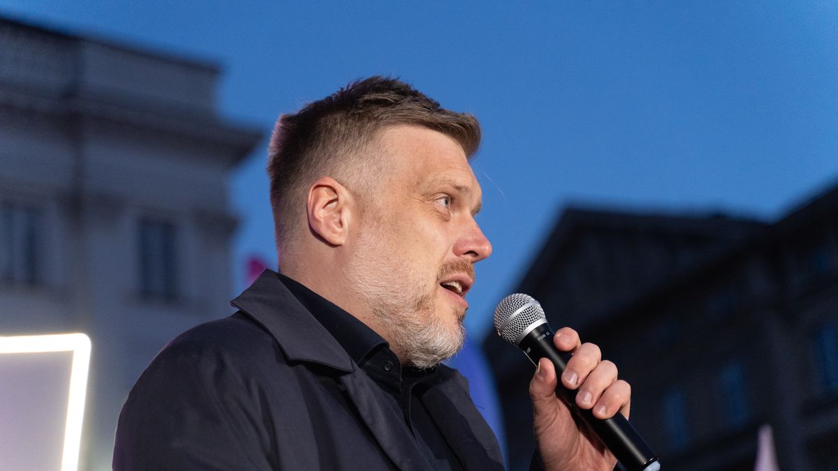 WARSAW, POLAND - 2025/05/15: Adrian Zandberg, candidate of the Razem party for the President of the Republic of Poland, speaks during the election rally. Adrian Zandberg, presidential candidate of the left-wing Razem party, spoke during a campaign event at the Nicolaus Copernicus monument on Krakowskie Przedmiescie in central Warsaw. In his speech, he addressed the problems of students, workers, and young people struggling with the high cost of living ahead of the upcoming presidential election. (Photo by Marek Antoni Iwaczuk/SOPA Images/LightRocket via Getty Images)