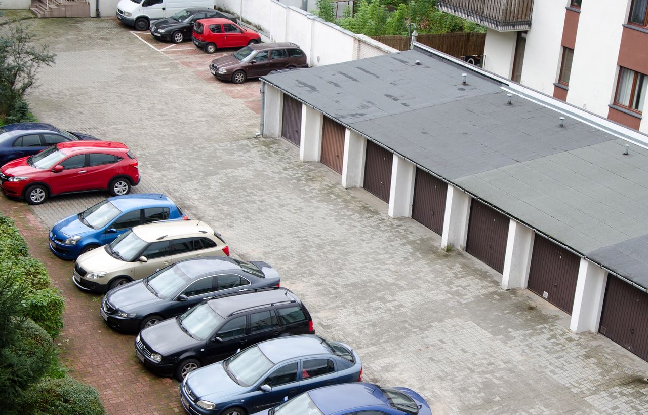Prawa na osiedlowym parkingu. Gdzie i w jaki sposób można parkować?