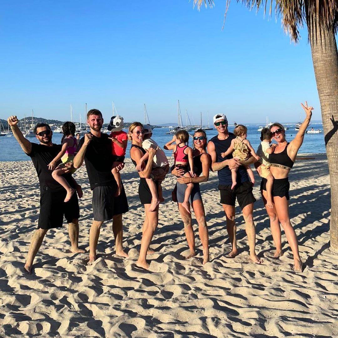 Anna i Robert Lewandowscy ćwiczą na plaży w Hiszpanii
