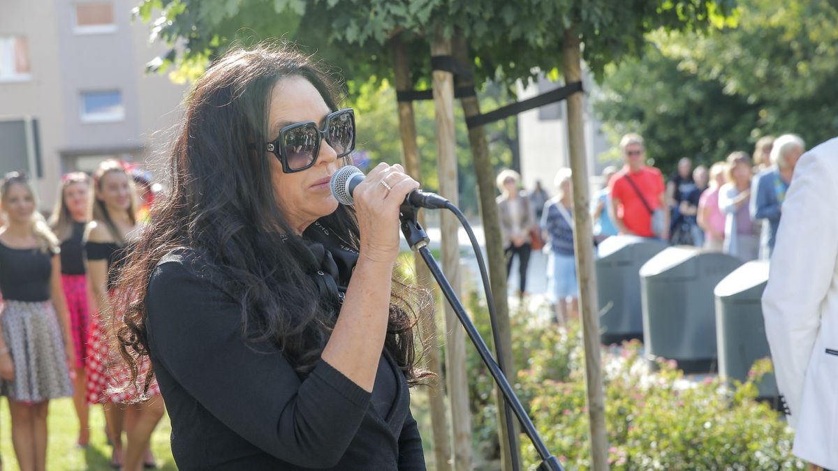 Ewa Krawczyk odsłania mural Krzysztofa Krawczyka