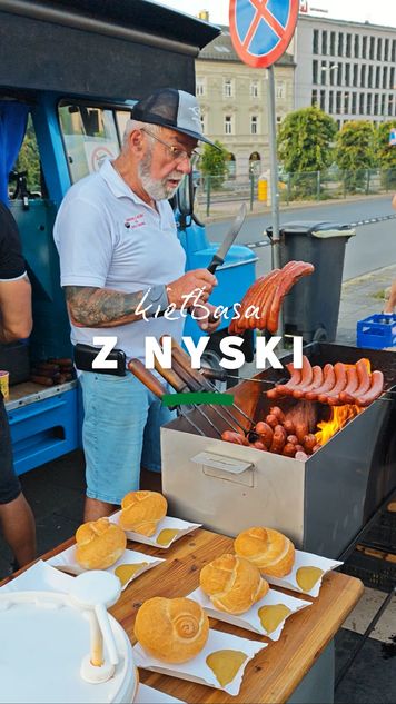 Zapłaciłam 25 zł za zestaw pod Halą Targową. Czy kultowa kiełbasa z Nyski jest warta swojej sławy?