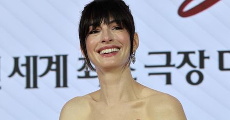 Tak wystroiła się na czerwony dywan. Obłędna stylizacja Anne Hathaway