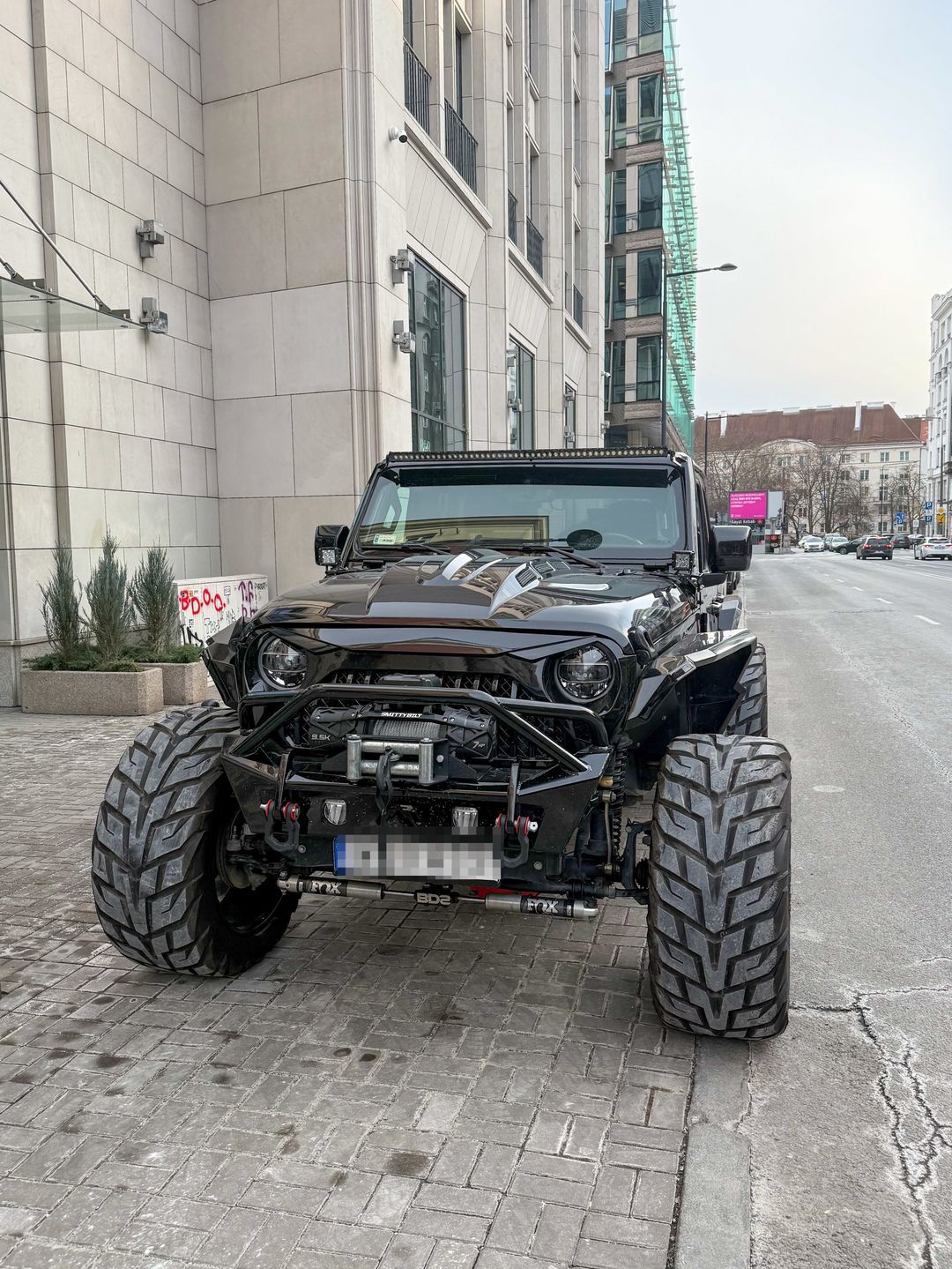 Kuba Wojewódzki wozi się po stolicy nową furą