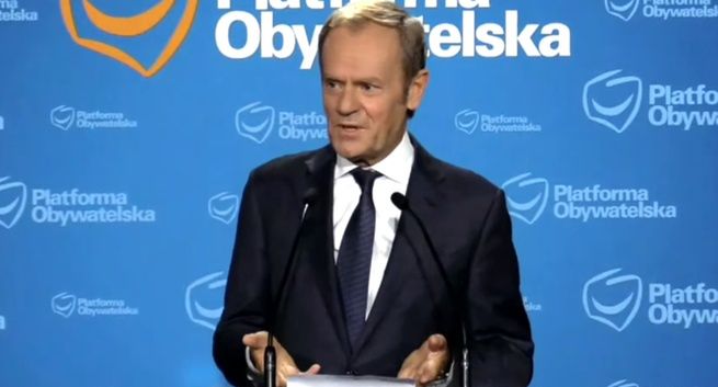Tusk po pytaniu Kłeczka z TVP Info o zdradę: czuję się jak podczas przesłuchania przez SB