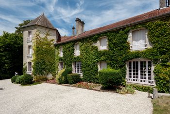 Francja chce ochronić dom de Gaulle’a przed Rosją. Trafi na listę