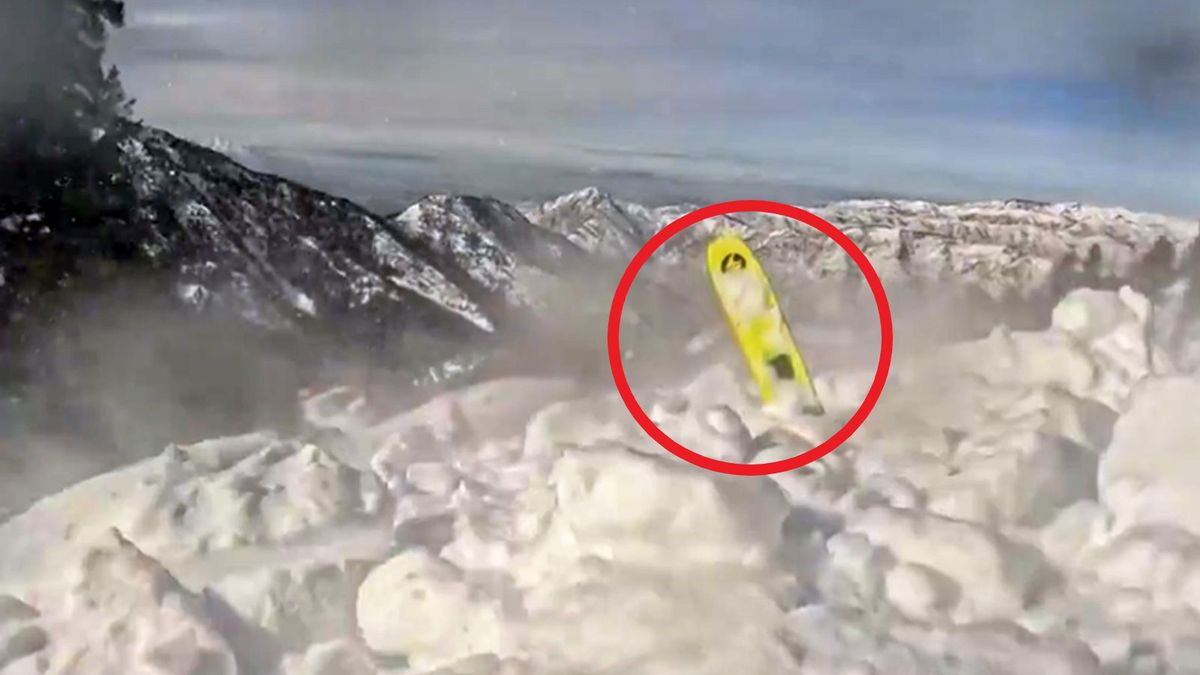 Na zdjęciu: narciarz zasypany przez lawinę