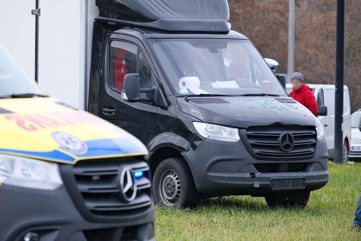 Zderzenie pojazdu dostawczego z osobówką na al. Solidarności